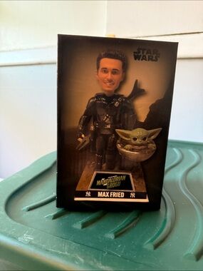 Star Wars Mandalorian Figure with Grogu - Max Fried